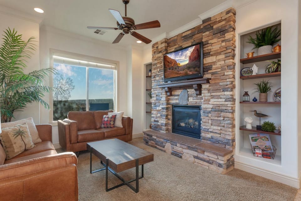 Coral Springs A8 3 Bedrooms BBQ Grill, Cable TV, 2 Private Fireplaces, Soaker Bathtub Resort Pool House in Washington