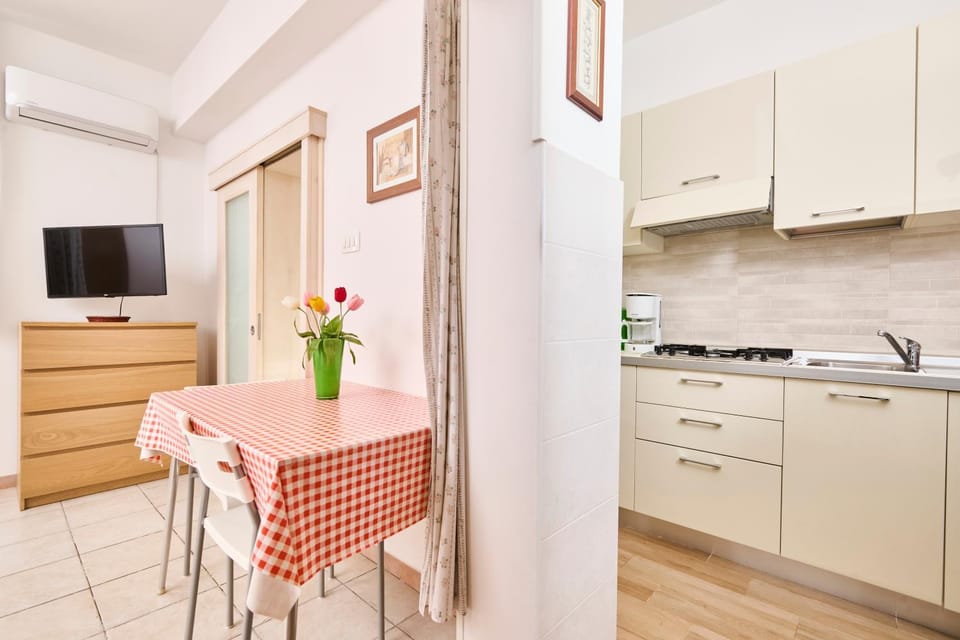 TV and multimedia, Kitchen or kitchenette, Dining area, stove