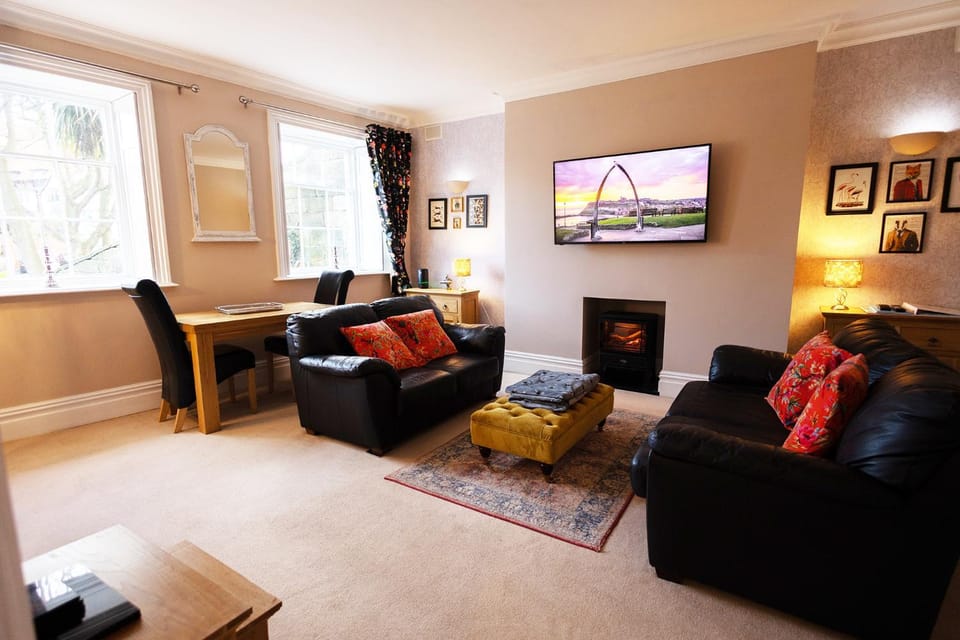 TV and multimedia, Living room, Seating area, Evening entertainment