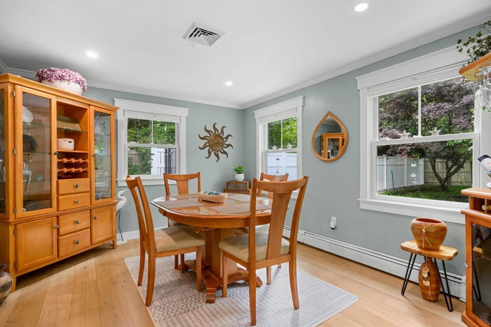 Walk to Private Beach from Cozy Retreat House in East Sandwich
