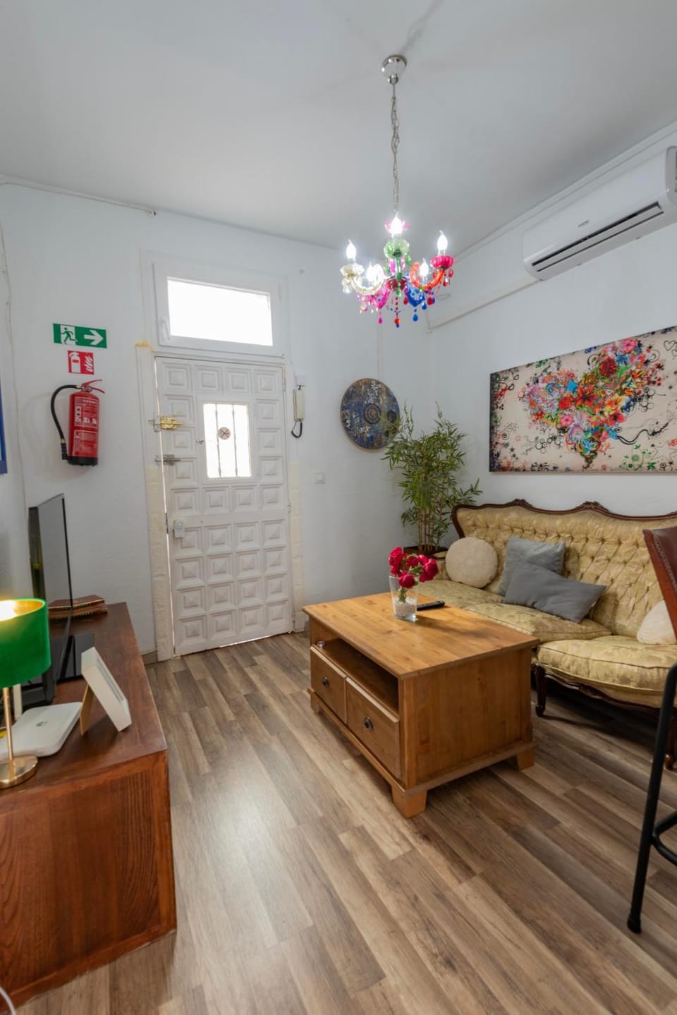 TV and multimedia, Living room, Seating area, air conditioner