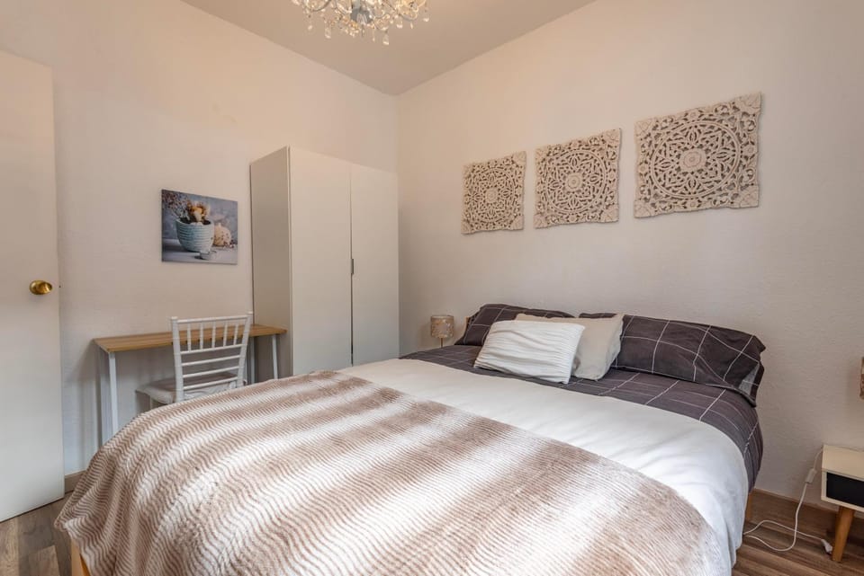 Bed, Photo of the whole room, Bedroom