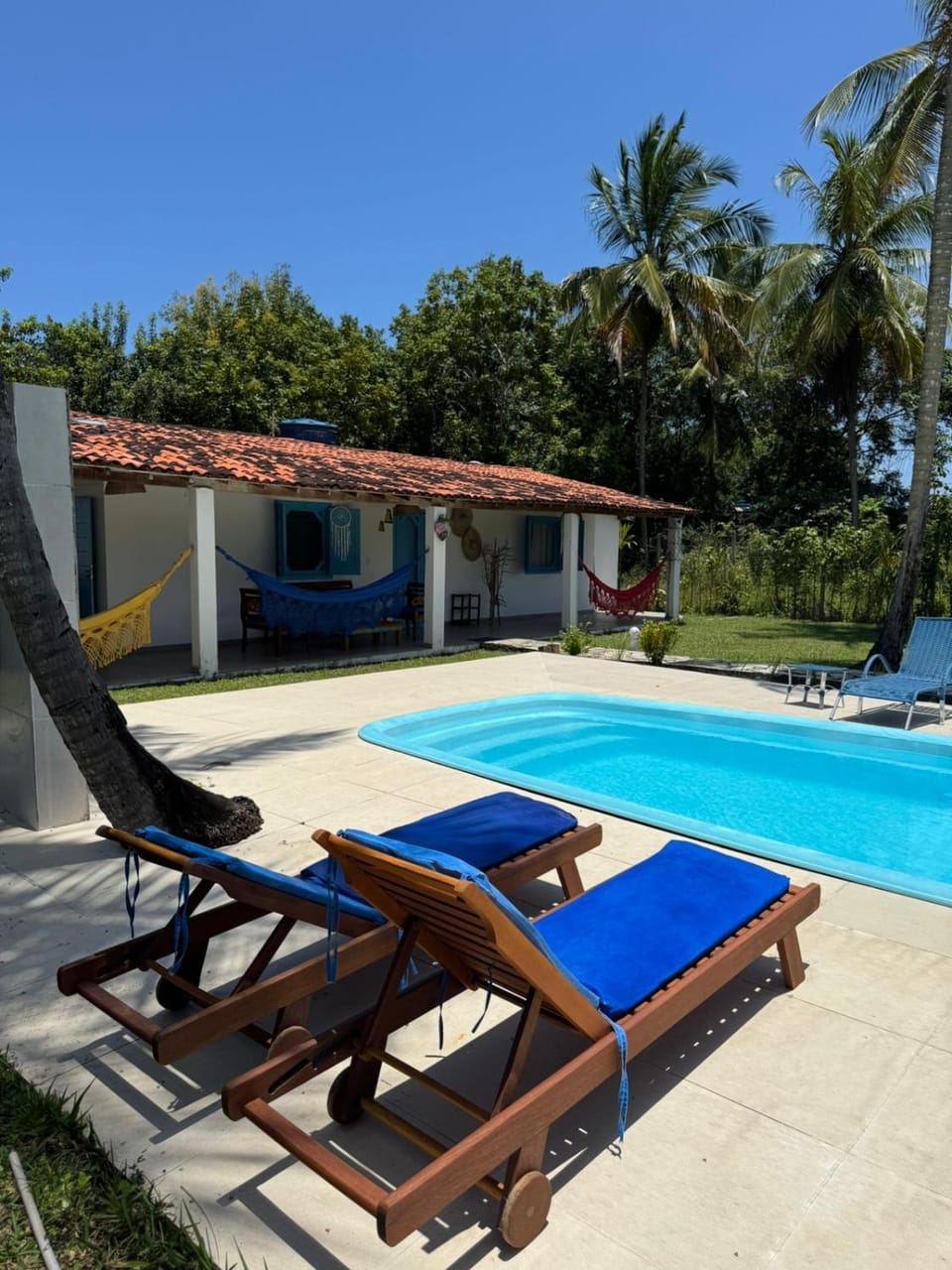 Swimming pool, sunbed