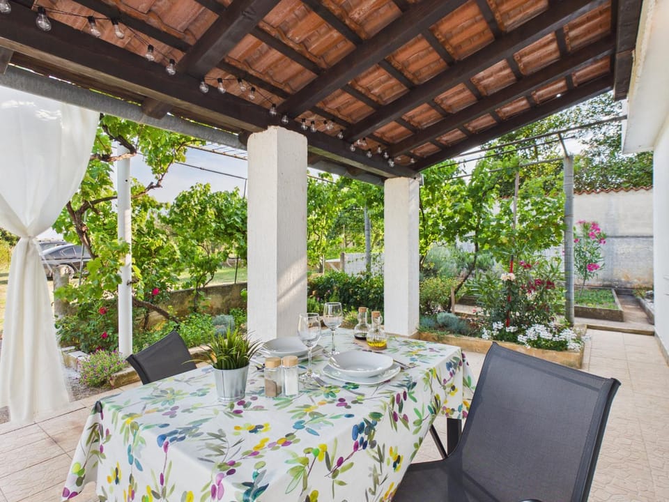 Patio, Day, Garden, Seating area, Dining area, Garden view