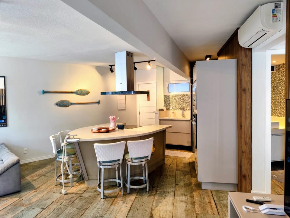 Kitchen or kitchenette, Dining area, oven, air conditioner