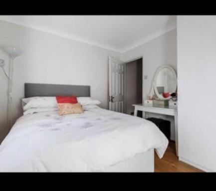 Rainbow Quays Apartment in London Borough of Southwark
