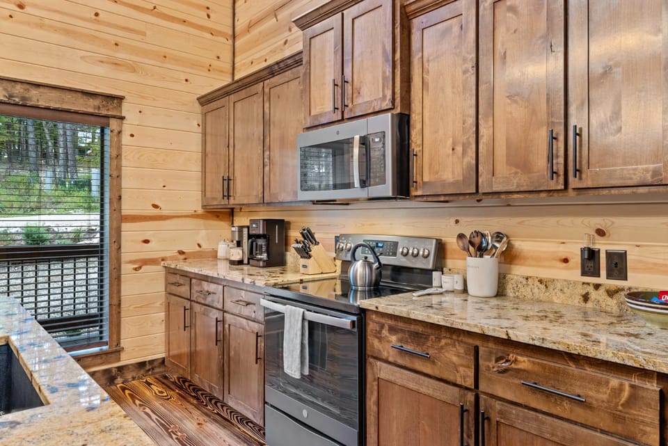 Coffee/tea facilities, Kitchen or kitchenette, Dining area, dishwasher, oven, pet friendly, stove, toaster