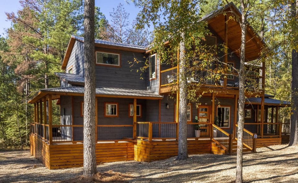 Brand New Hidden Haven Lodge 4 Bdrm,5 and half Bth, Huge outdoor area, Hot tub House in Oklahoma