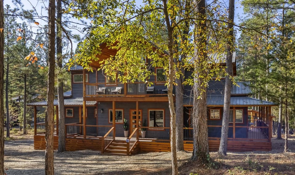 Brand New Hidden Haven Lodge 4 Bdrm,5 and half Bth, Huge outdoor area, Hot tub House in Oklahoma