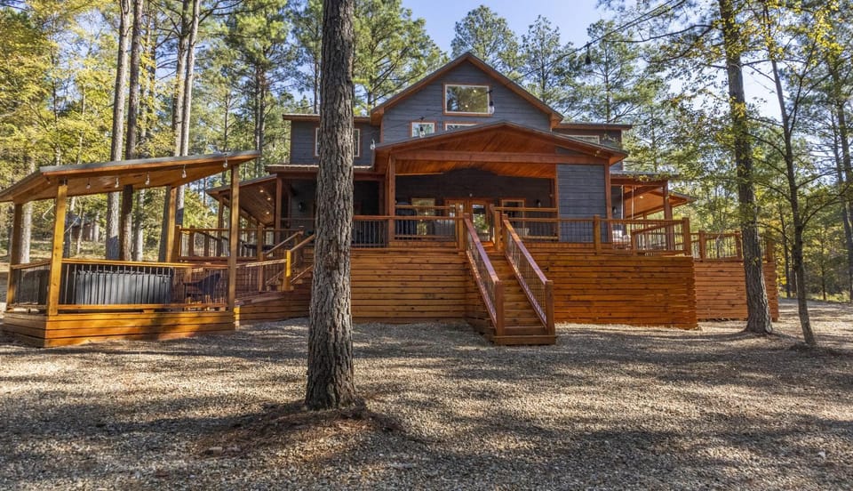 Brand New Hidden Haven Lodge 4 Bdrm,5 and half Bth, Huge outdoor area, Hot tub House in Oklahoma