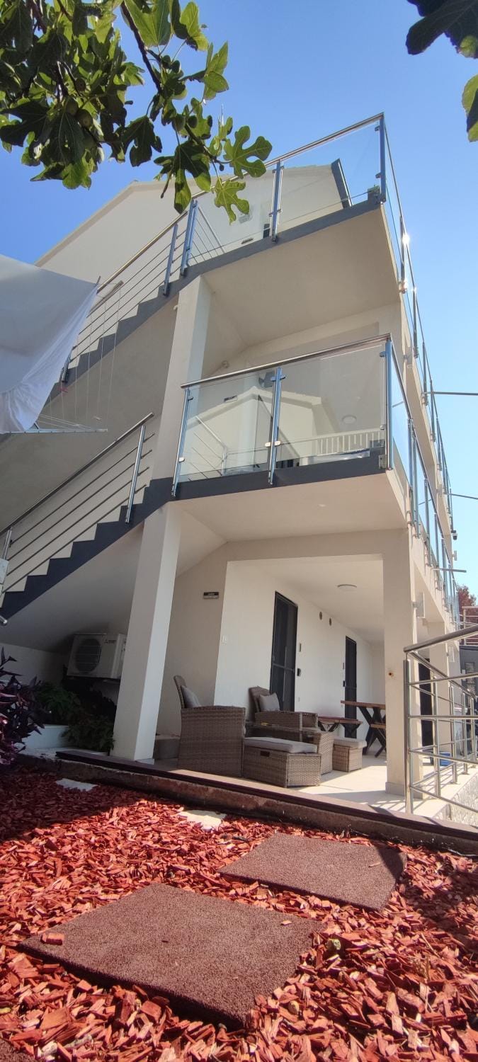 Property building, Day, Balcony/Terrace