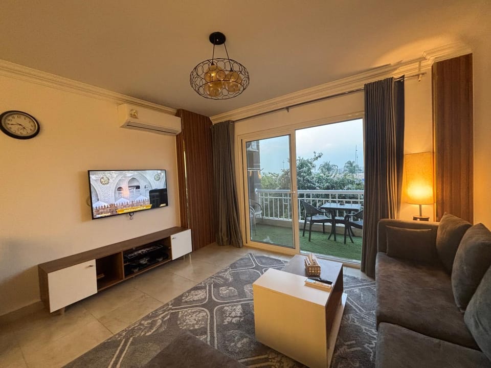 Communal lounge/ TV room, TV and multimedia, Living room, Seating area, Evening entertainment, air conditioner