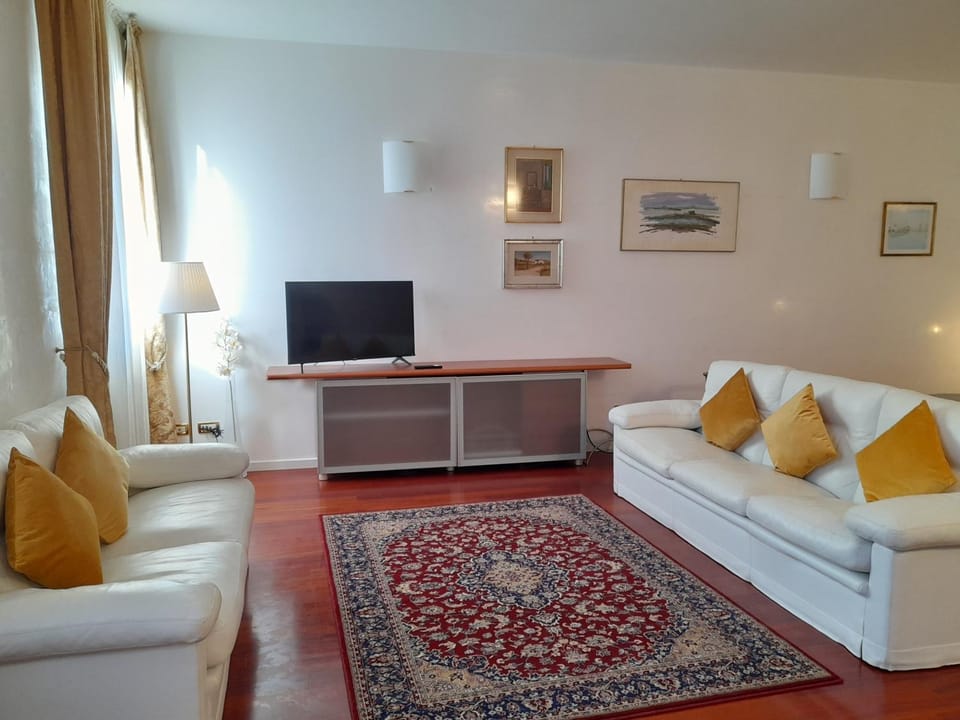 Day, Living room, Seating area