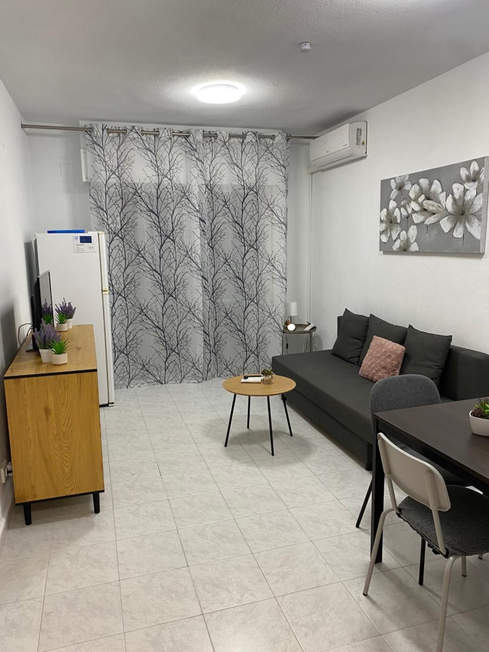 TV and multimedia, Living room, Seating area, Dining area, air conditioner