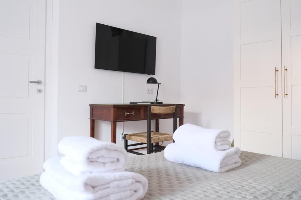 Bed, TV and multimedia, Photo of the whole room, Bedroom, hair dresser, towels