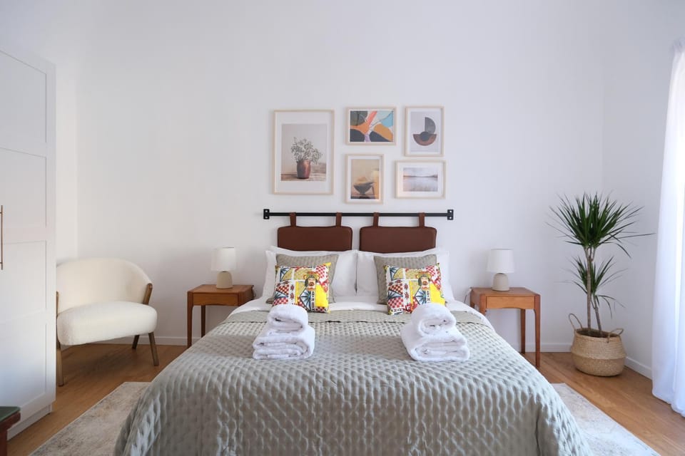 Bed, Photo of the whole room, Bedroom, towels