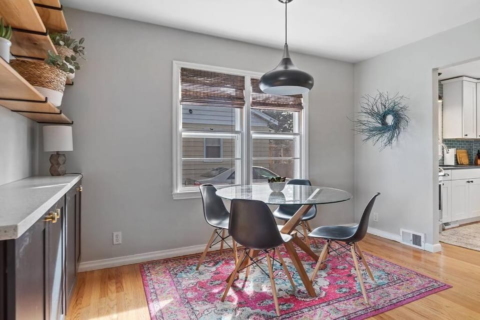 Kitchen or kitchenette, Dining area