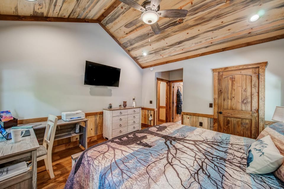 Bed, Photo of the whole room, Bedroom, fireplace, wardrobe