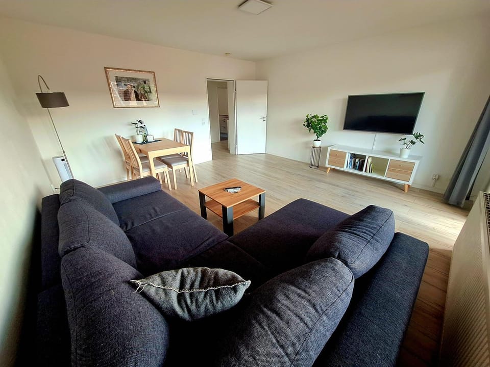 TV and multimedia, Living room, Seating area, Evening entertainment