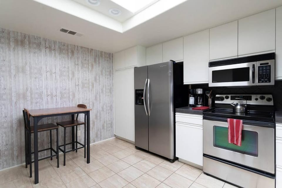 Sunny Palm Desert Escape on Golf Course House in Palm Desert