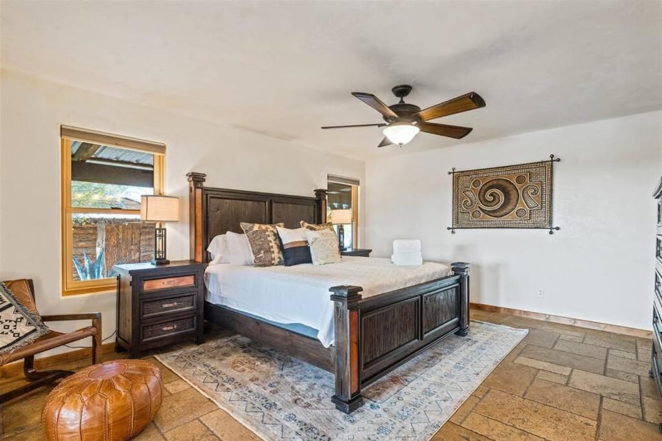 Bed, Photo of the whole room, Seating area, Bedroom, fireplace