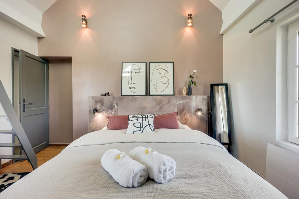 Photo of the whole room, Bedroom