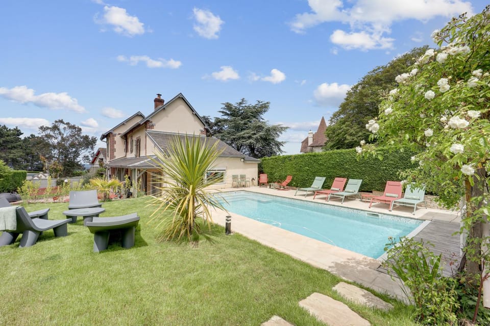 Property building, Day, Garden, Garden view, Pool view, Swimming pool, sunbed
