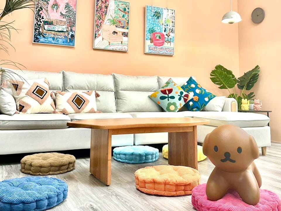 Activities, Karaoke, Living room, Decorative detail, Seating area, Evening entertainment, Animals, On site, Pets, Pets, Entertainment, Family, internet, locker, towels, air conditioner