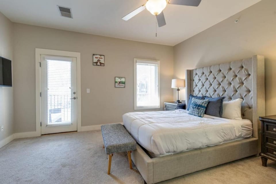 Modern 3-Story West End Condo - Free 2-Car Garage Apartment in Nashville