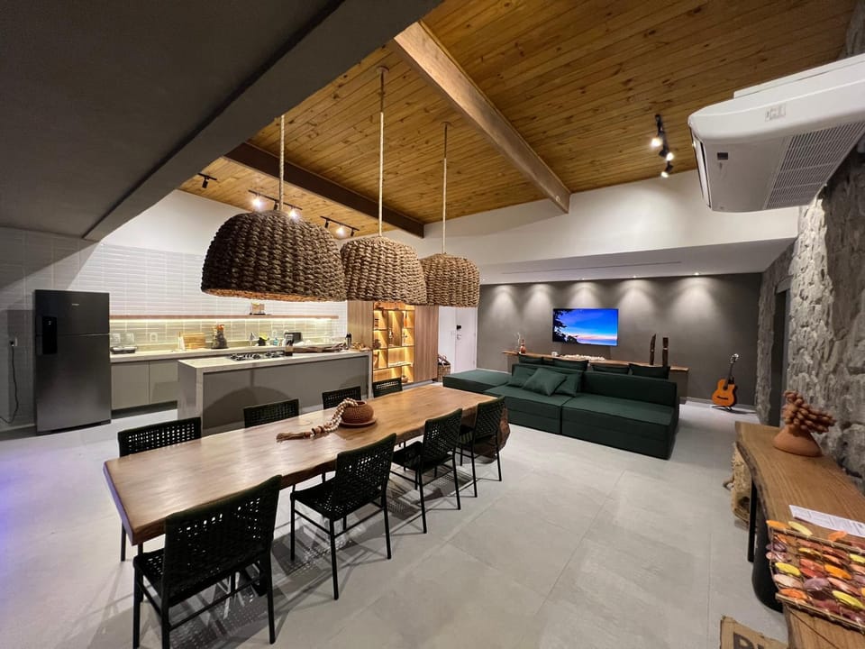 TV and multimedia, Kitchen or kitchenette, Living room, Seating area, Dining area