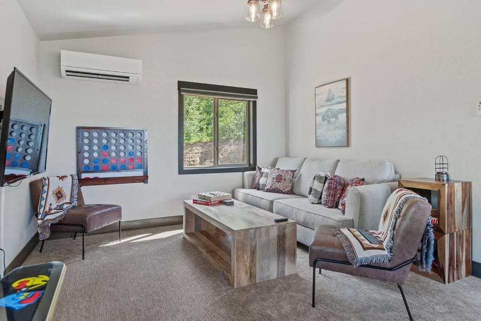 Communal lounge/ TV room, TV and multimedia, Living room, Seating area, Evening entertainment