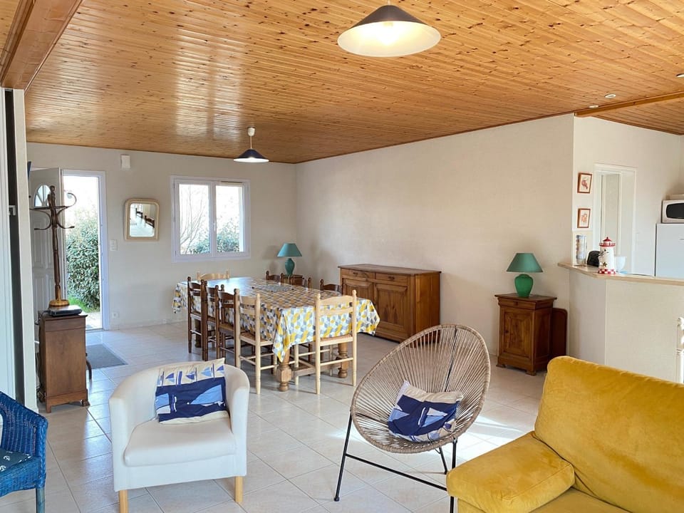 Maison Familiale Idéale : Proche Mer et Centre, Calme, Terrasse, 8 Pers, WiFi, Garage - FR-1-231-275 House in Pays de la Loire