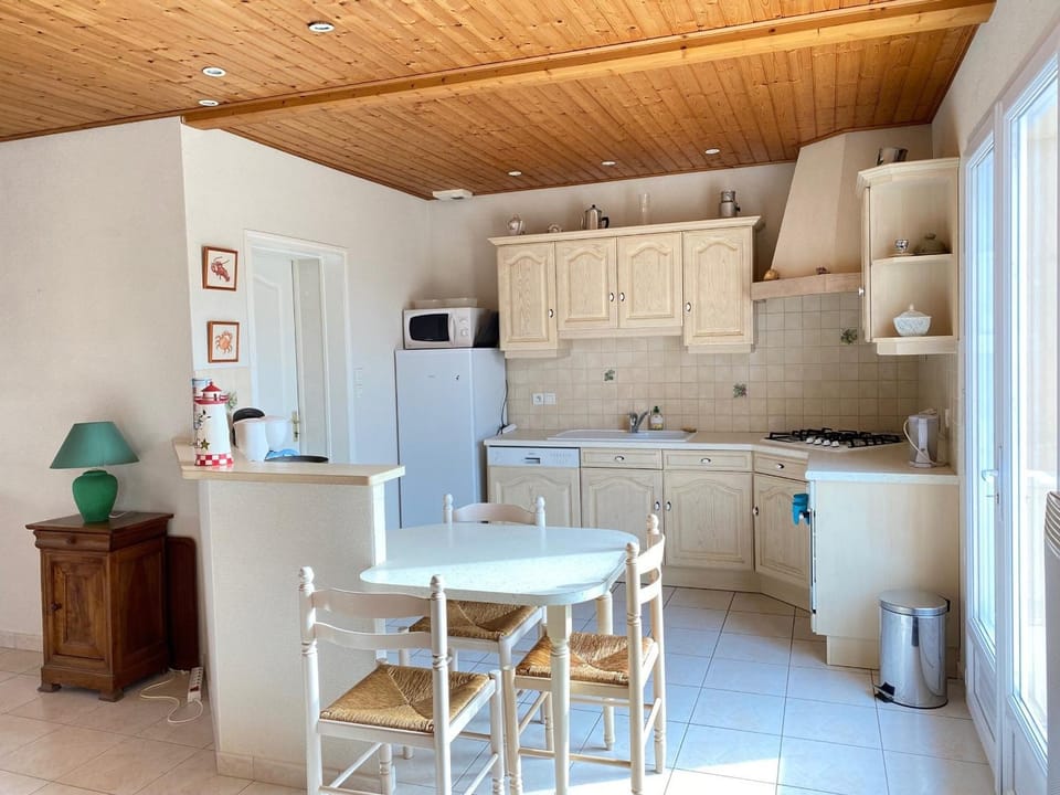 Maison Familiale Idéale : Proche Mer et Centre, Calme, Terrasse, 8 Pers, WiFi, Garage - FR-1-231-275 House in Pays de la Loire