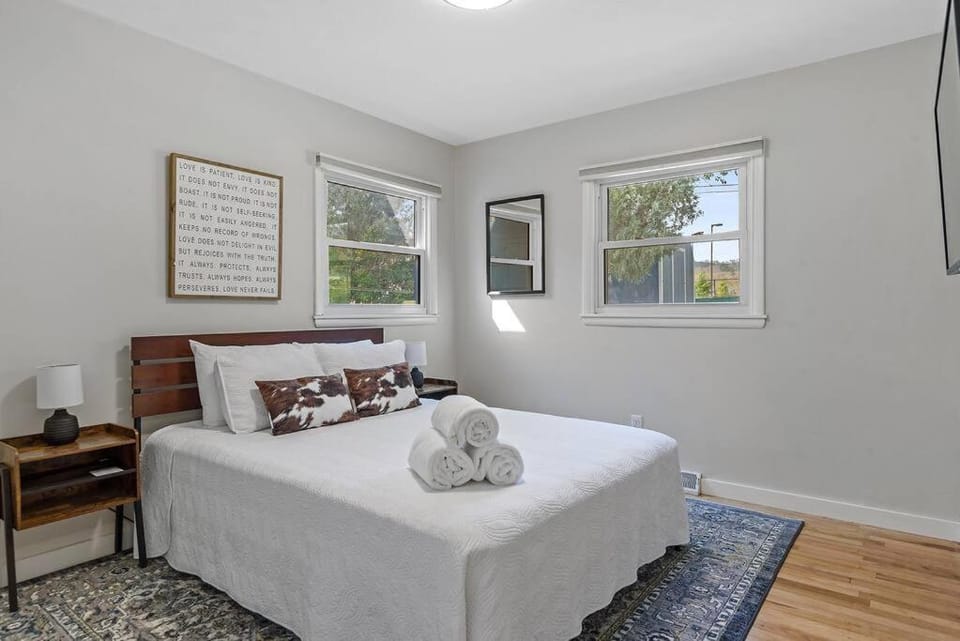 Bed, Photo of the whole room, Bedroom, towels