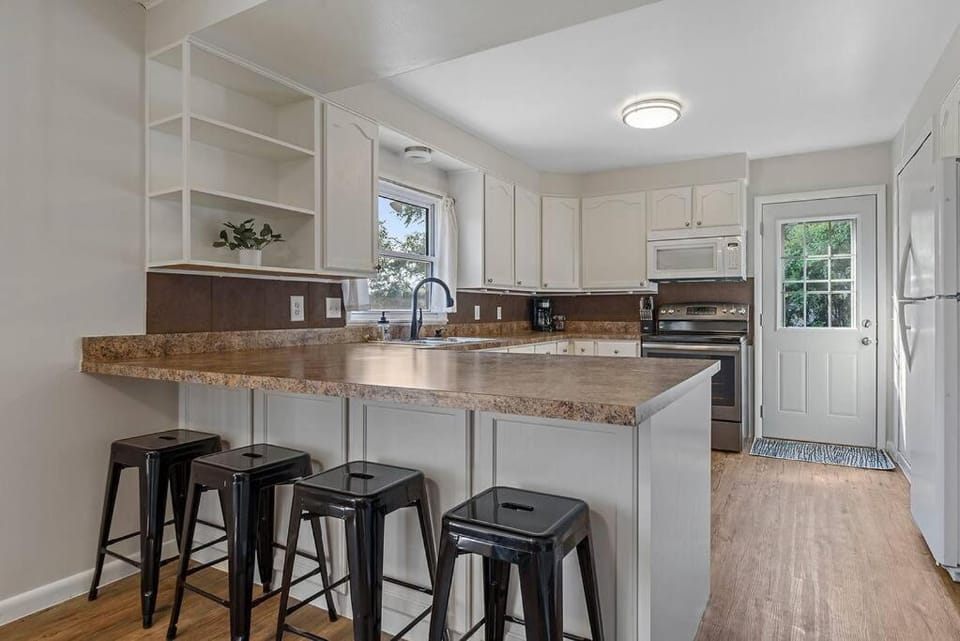 Kitchen or kitchenette, Dining area, dishwasher, minibar, pet friendly