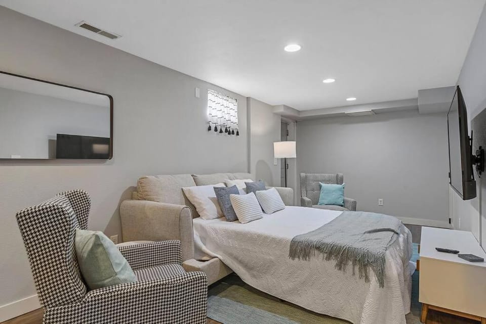 Bed, TV and multimedia, Photo of the whole room, Seating area, Bedroom