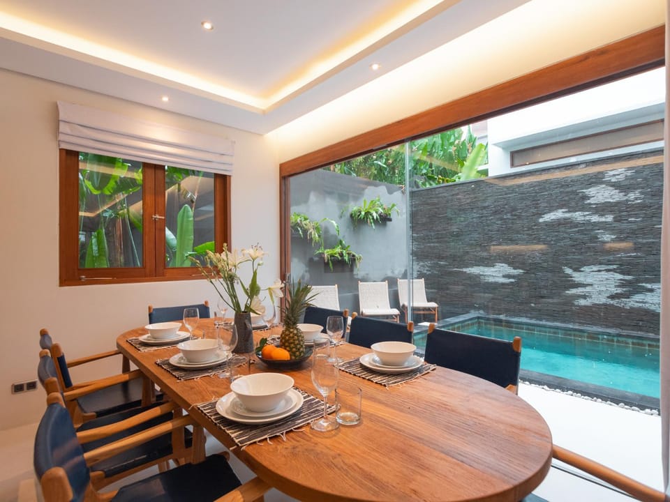 Dining area, Pool view