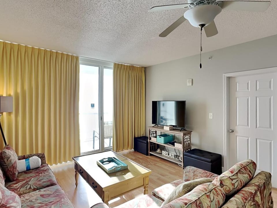 TV and multimedia, Balcony/Terrace, Living room, Seating area, furniture