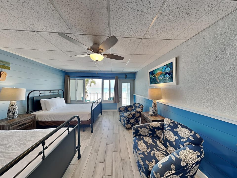 Bed, TV and multimedia, Balcony/Terrace, Seating area, Bedroom, furniture