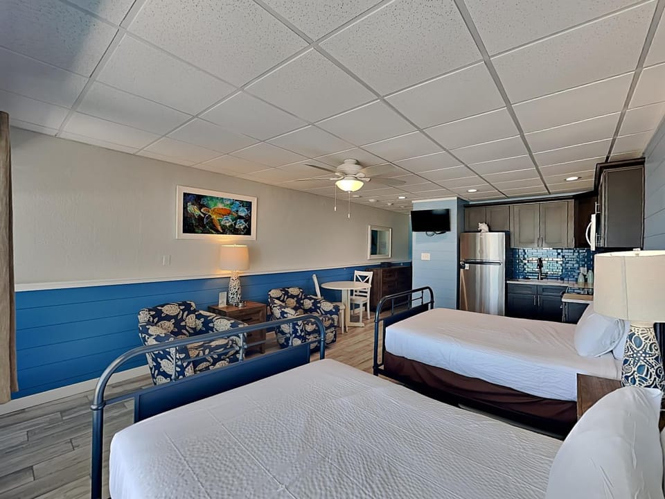 Bed, TV and multimedia, Kitchen or kitchenette, Seating area, furniture