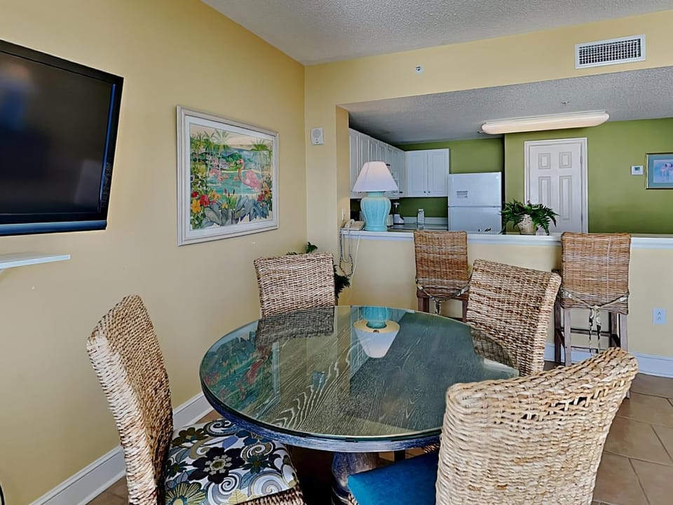 TV and multimedia, Kitchen or kitchenette, Dining area, furniture, air conditioner