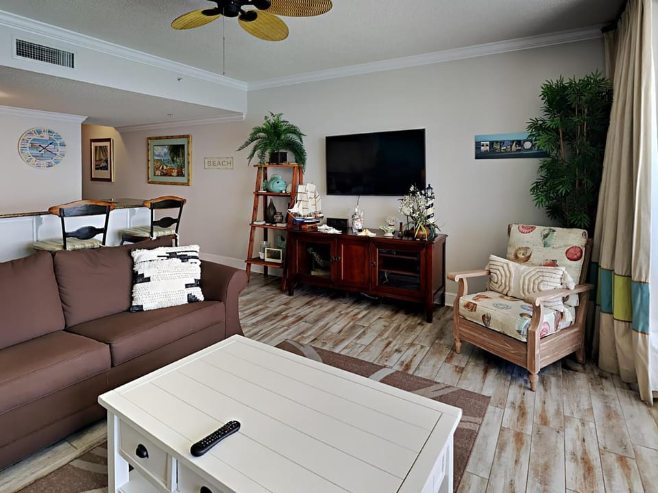 TV and multimedia, Living room, Seating area, Dining area, furniture, air conditioner