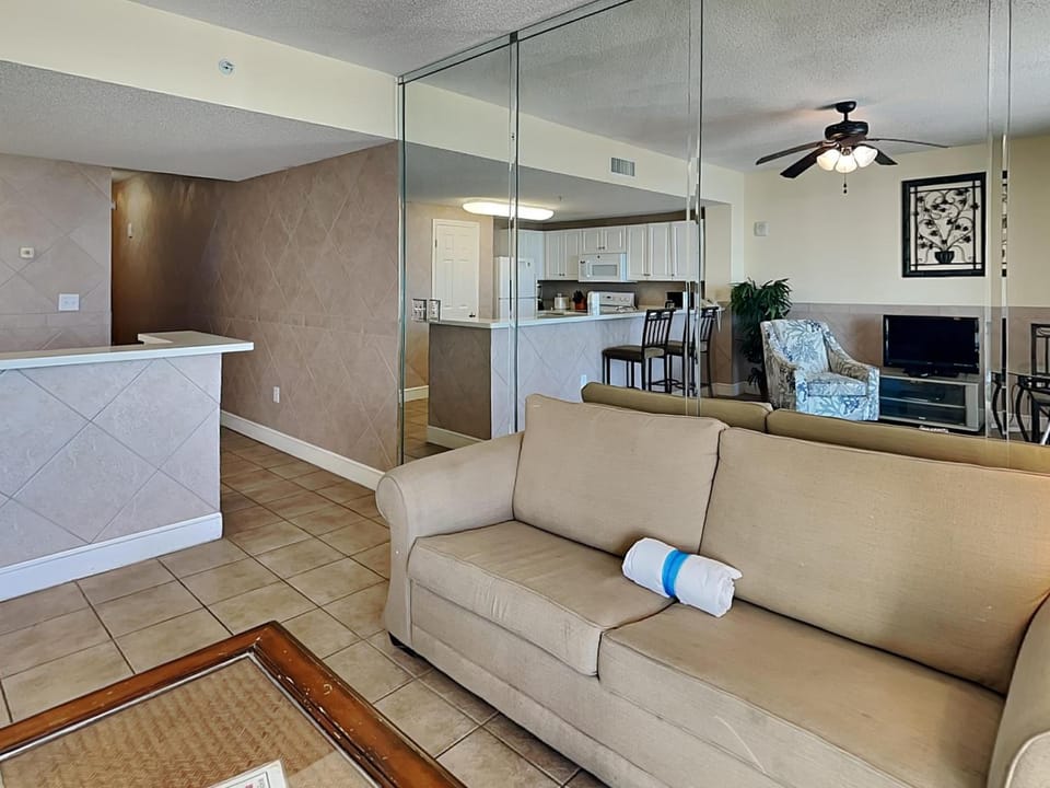TV and multimedia, Kitchen or kitchenette, Living room, Seating area, furniture
