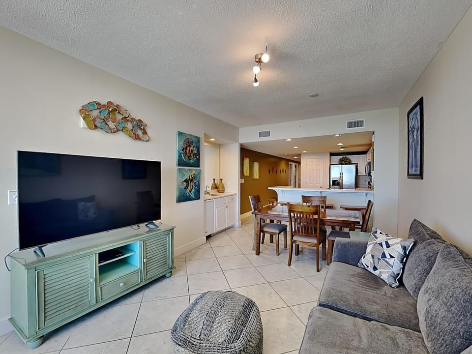 TV and multimedia, Kitchen or kitchenette, Living room, Seating area, Dining area, furniture