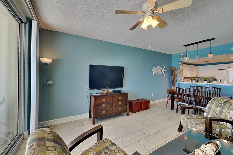 TV and multimedia, Kitchen or kitchenette, Living room, Seating area, Dining area, furniture