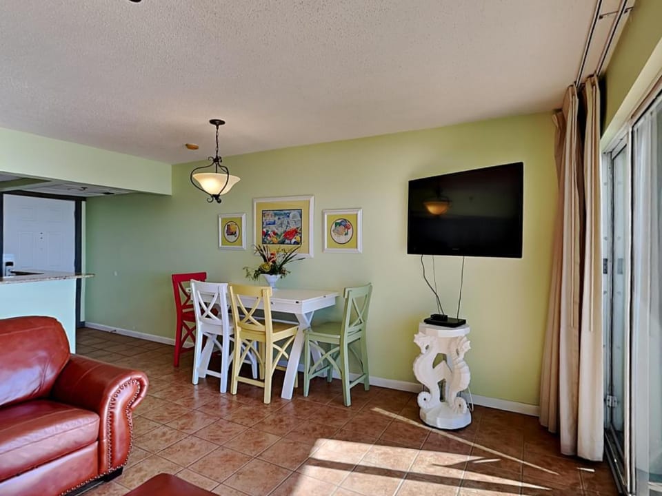 TV and multimedia, Kitchen or kitchenette, Living room, Seating area, Dining area, furniture