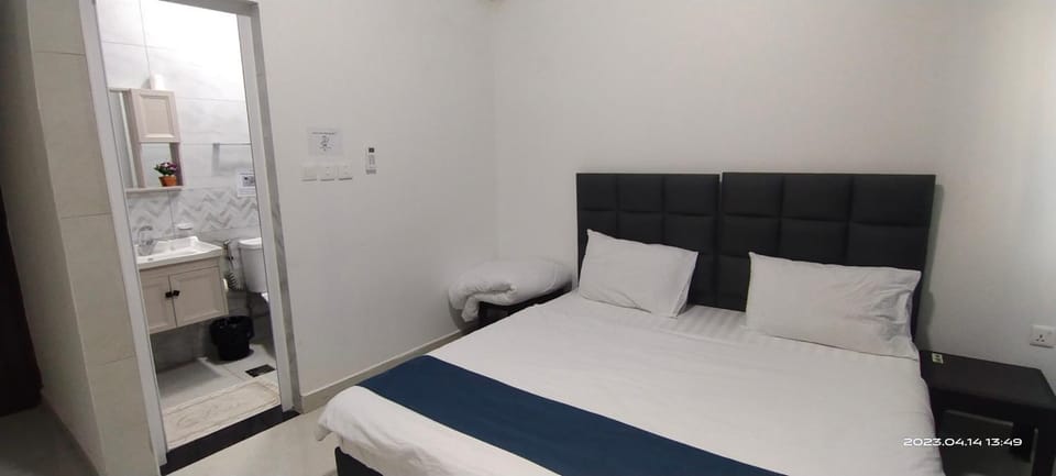 Bed, Bathroom, Photo of the whole room, Bedroom
