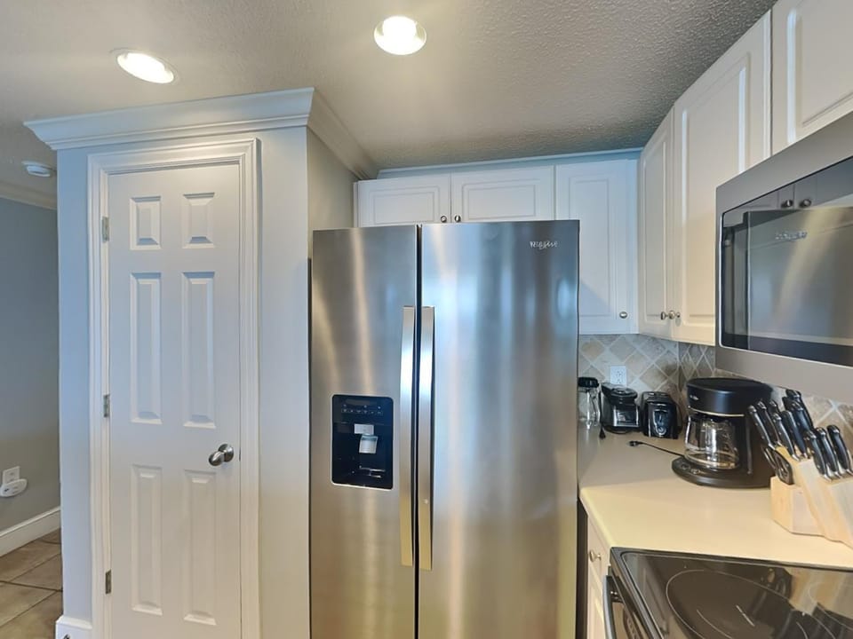 Kitchen or kitchenette, microwave, kitchen