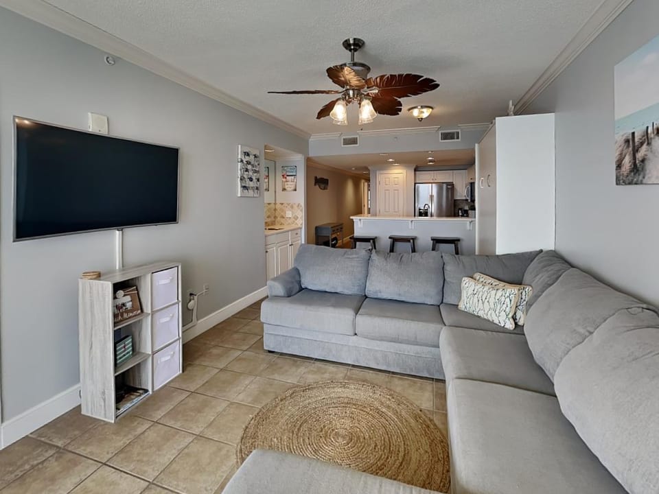 TV and multimedia, Kitchen or kitchenette, Living room, Seating area, Dining area, furniture, air conditioner