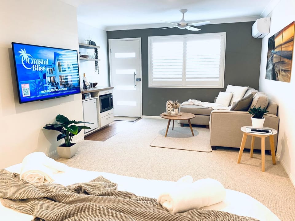 Bed, TV and multimedia, Living room, Bedroom, fireplace